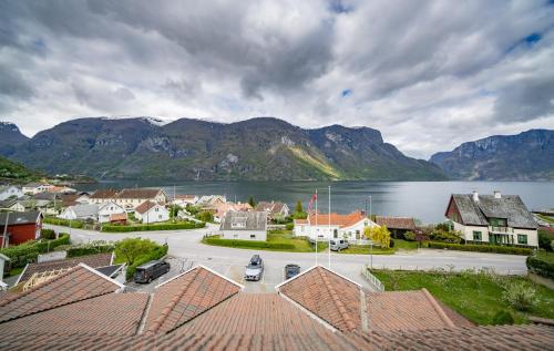 艾于兰Hotel Aurlandsfjord的享有湖泊和山脉景色的城镇