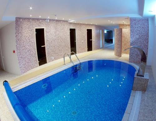克莱佩达Aismares Hostel的在酒店房间的一个大型游泳池
