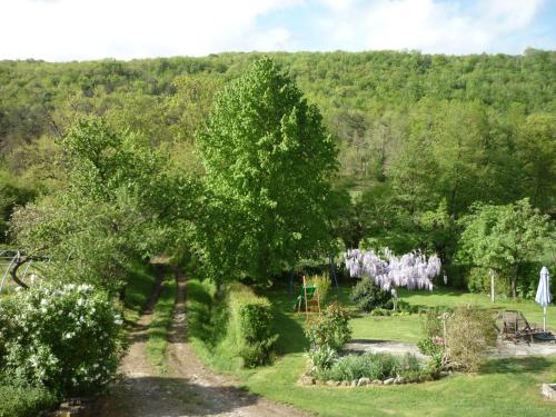 Loubens拉布达斯住宿加早餐旅馆的享有花园树木和游乐场的空中景致