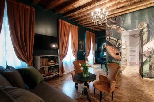 科莫Aurum - Como Luxury Suites的客厅配有沙发和桌子