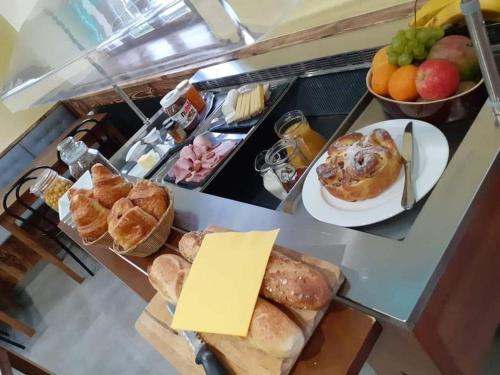 Raddon-et-ChapenduAuberge du Raddon的包括面包和糕点及水果的早餐桌