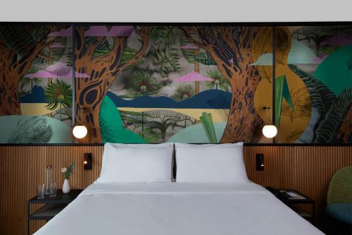 巴黎Drawing House的一间卧室配有一张床和一幅木画