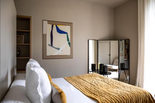 Saint-Martin-dʼUriageMaison Aribert的一间卧室配有一张床和镜子