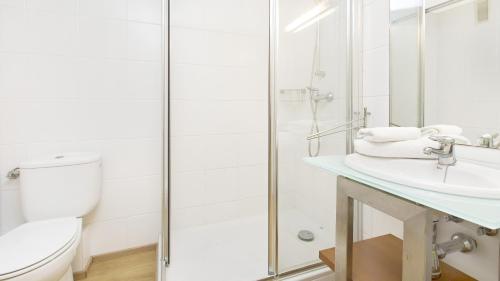 帕拉弗鲁赫尔1 QV - Calella de Palafrugell的浴室配有卫生间、盥洗盆和淋浴。