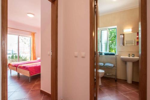 阿尔图拉Casa da Alcaria by Portucasa的一间卧室配有一张床,浴室设有水槽