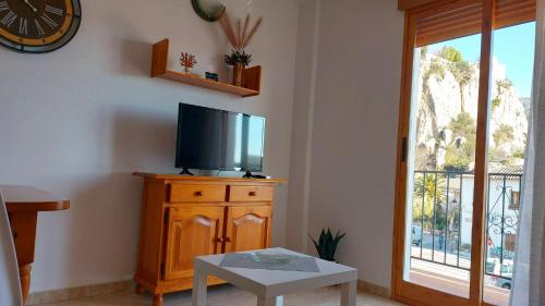 瓜达莱斯特Alojamientos Rurales Aitana的客厅配有木梳妆台上的电视
