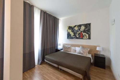 米兰森尼西奥住宅酒店的一间卧室设有一张床和一个窗口