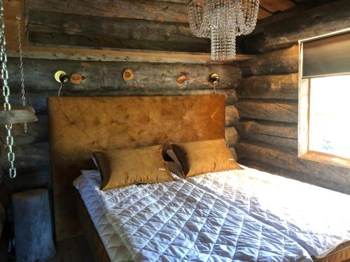 凯米耶尔维Arcticvillas Tunturituikku的小木屋内一间卧室,配有一张床