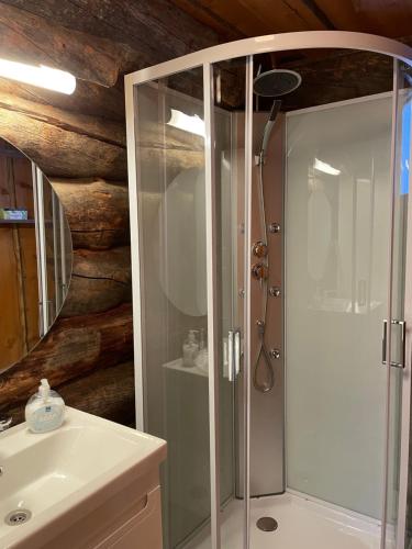 凯米耶尔维Arcticvillas Tunturituikku的带淋浴和盥洗盆的浴室