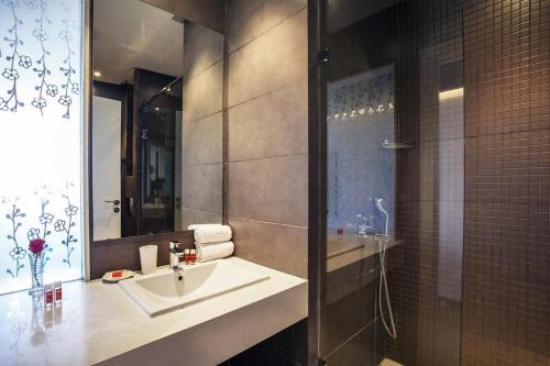 盖尼特拉Relax Hotel Kenitra的一间带水槽和淋浴的浴室