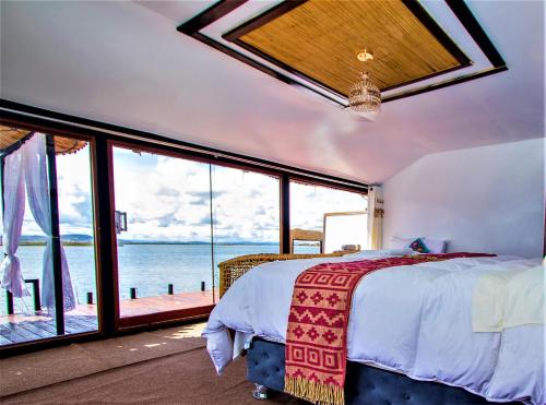 普诺乌洛斯萨玛拉纳乌塔山林小屋的一间卧室设有一张床,享有海景