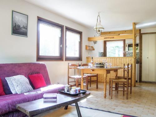夏蒙尼-勃朗峰夏蒙尼波拉尔尼斯II因特尔之家度假屋的客厅配有沙发和桌子