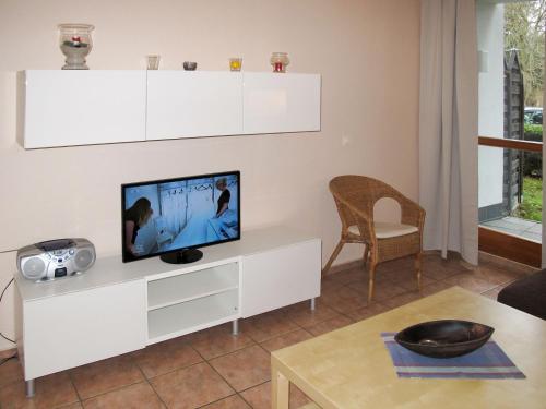 卢布明Apartment Strandvilla - LUB110 by Interhome的一间客厅,在白色的橱柜上配有电视