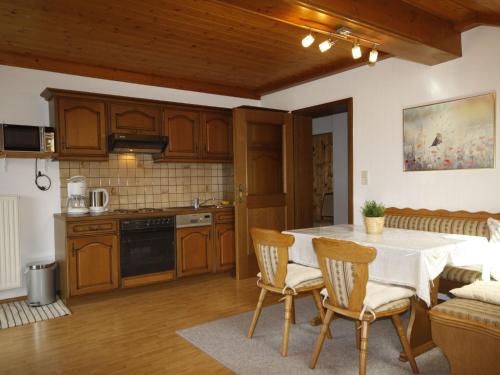 ArriachApartment Lassnig - ARR100 by Interhome的一间厨房,里面配有桌椅