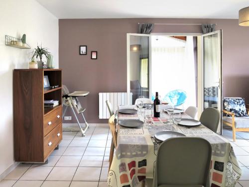 乌尔坦Holiday Home Les Chênes - HUT123 by Interhome的一间带桌椅的用餐室