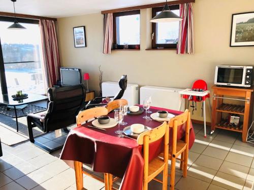 比特亨巴赫Holiday Home Au bord du Lac-1 by Interhome的客厅配有桌椅和电视。