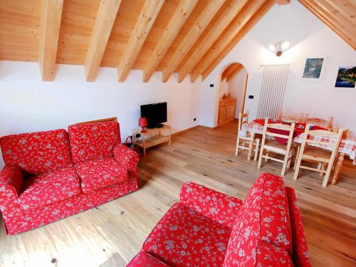 巴尔奇斯Apartment Albergo Diffuso - Cjasa de Barce-2 by Interhome的客厅配有两张红色的沙发和一张桌子