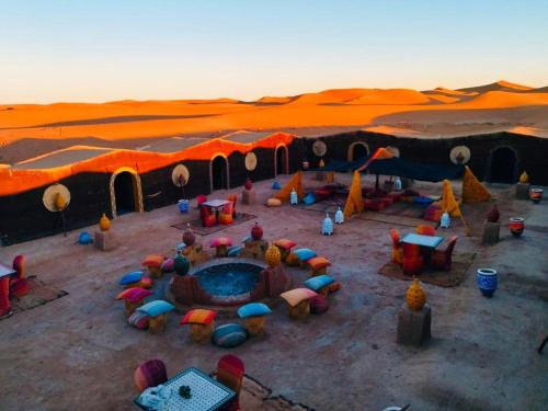El GoueraChegaga Nomad Camp的一群人住在沙漠的帐篷里