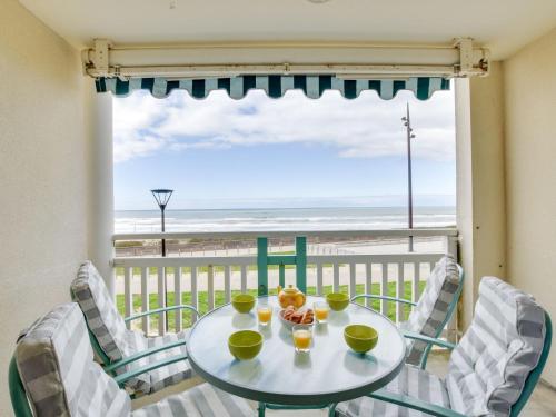 米尼赞海滩Apartment Grands espaces by Interhome的一张桌子和椅子,享有海滩美景