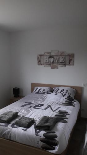 科尔讷巴里厄Magnifique maison avec baignoire balnéo的一间卧室配有带毛巾的床