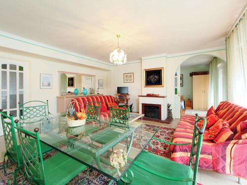 戛纳勒密涅瓦公寓的带沙发和玻璃桌的客厅