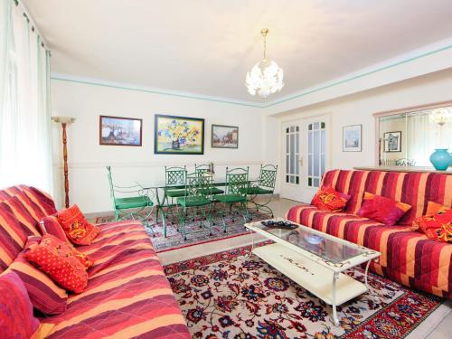 戛纳勒密涅瓦公寓的客厅配有两张沙发和一张桌子