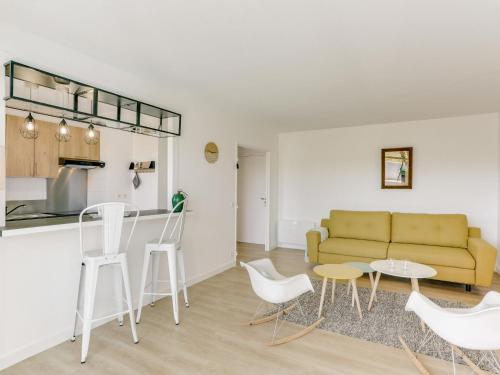 比达尔Apartment Le clos Xapella by Interhome的客厅配有沙发和桌椅