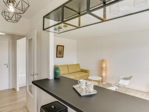 比达尔Apartment Le clos Xapella by Interhome的厨房以及带黑色台面的起居室。