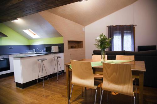 Ainet de BesanCasa La Lourdes的厨房以及带桌椅的用餐室。