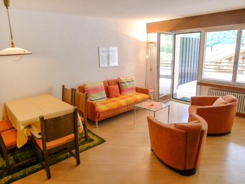 洛伊克巴德Apartment Ringstrasse - Utoring-24 by Interhome的客厅配有沙发和桌椅