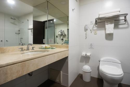 皮乌拉安迪纳优质酒店的一间浴室