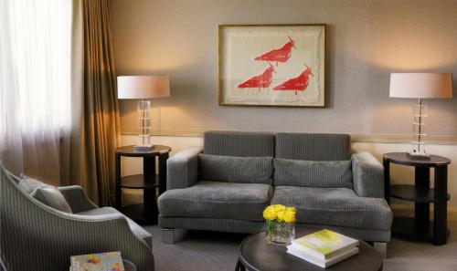 布里斯托布里斯都酒店的客厅配有沙发,墙上有红鸟