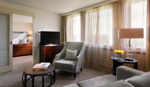 布里斯托布里斯都酒店的带沙发、椅子和电视的客厅