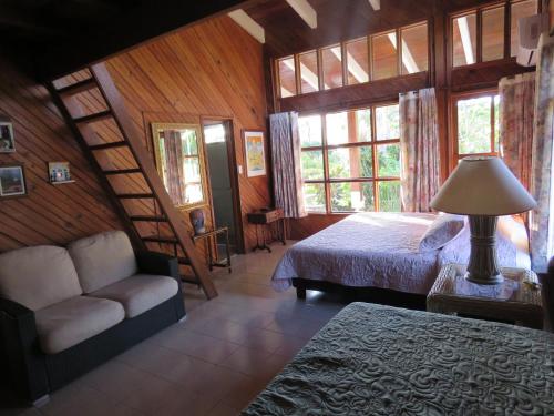 El CoveFinca de Lujo Villa Clarita en San Andrés的一间卧室配有一张床和一个沙发