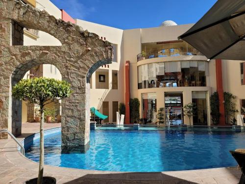 瓜纳华托金塔云雀酒店的一座建筑物中央的游泳池
