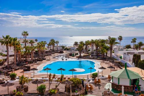 科斯塔特吉塞N E W 2021 My-Lanza the Luxury ONE的享有带游泳池和海洋的度假村的空中景致