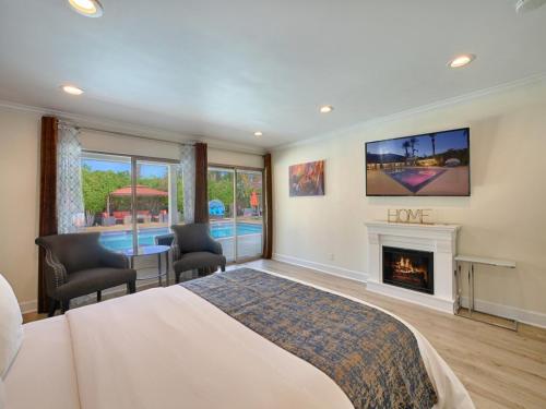 棕榈泉利特伊乐园酒店的一间卧室配有一张特大号床和一个壁炉