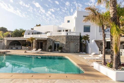 米克诺斯城Villa Ker by Ethos Hospitality- 5 Bedrooms的别墅前设有游泳池