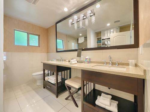 棕榈泉利特伊乐园酒店的一间带水槽、卫生间和镜子的浴室