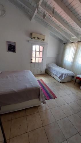 萨尔塔Casa Bordó Salta的一间卧室设有两张床和窗户。