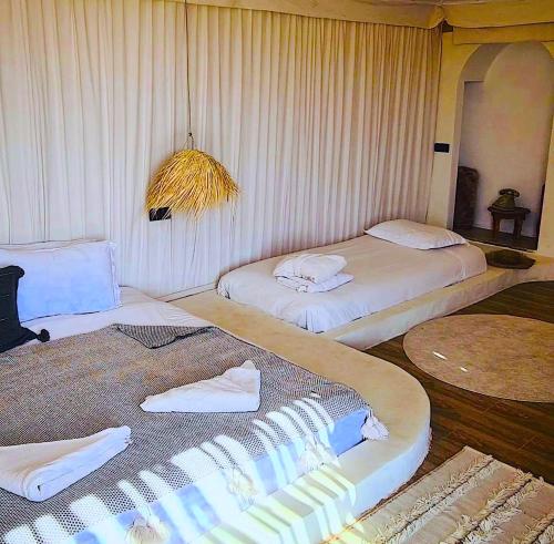 Agafay Luxury camp客房内的一张或多张床位