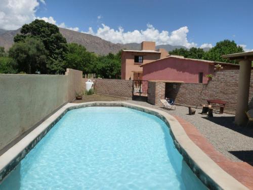 卡法亚特Cabañas Luna y Sol的一座房子的院子内的游泳池