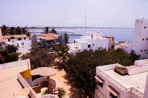 达喀尔Résidence abdou diouf的享有拥有建筑和大海的城市美景