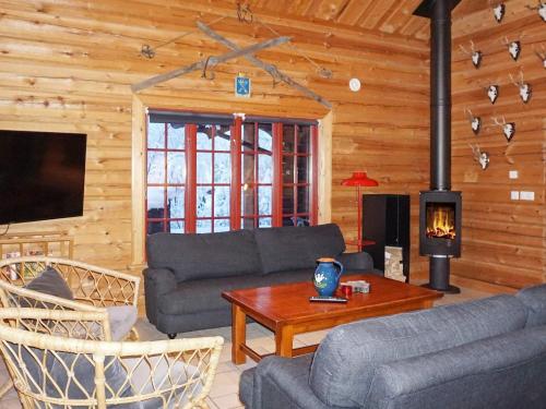 斯托滕11 person holiday home in S LEN的带沙发、桌子和壁炉的客厅