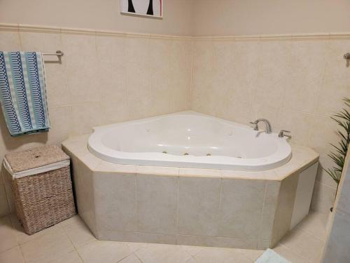 卡沃罗霍Private Beachfront House的设有带大浴缸的浴室。