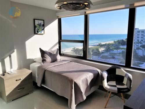 迈阿密海滩Luxury Beach Resort - HORA RENTALS的一间卧室配有一张床,享有海景