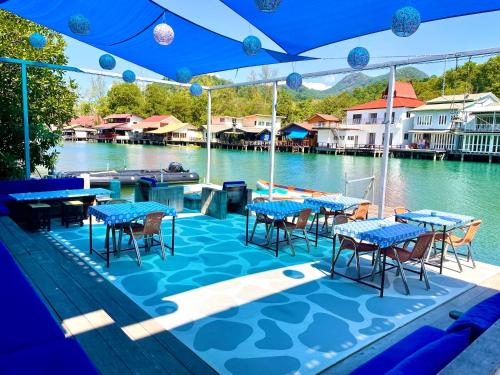 象岛水彩度假村的水边的甲板上配有桌椅
