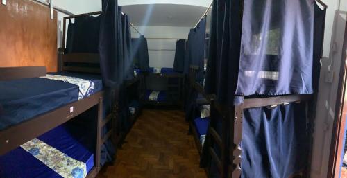 圣保罗Hostel Maktub的带两张双层床的客房和走廊