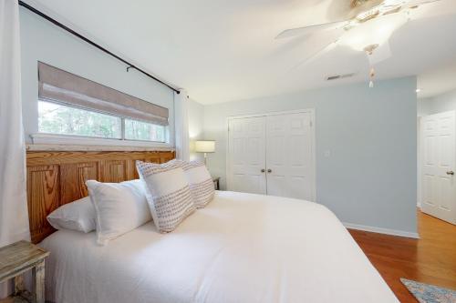 多芬岛Off Course的卧室配有白色的床铺和白色的枕头