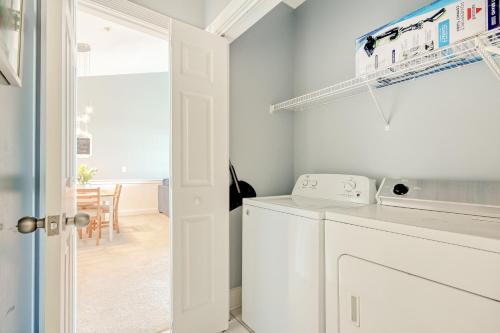 默特尔比奇Carnation 302的一间厨房,在房间内配有洗衣机和烘干机
